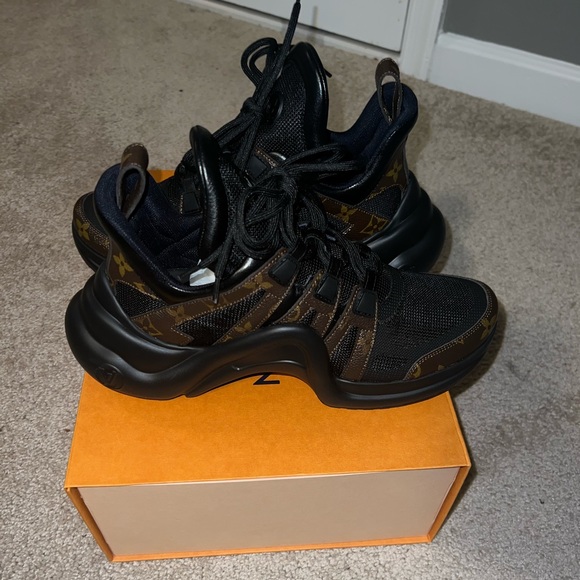 LOUIS VUITTON ARCHLIGHT LV SNEAKERS - Picture 2 of 6